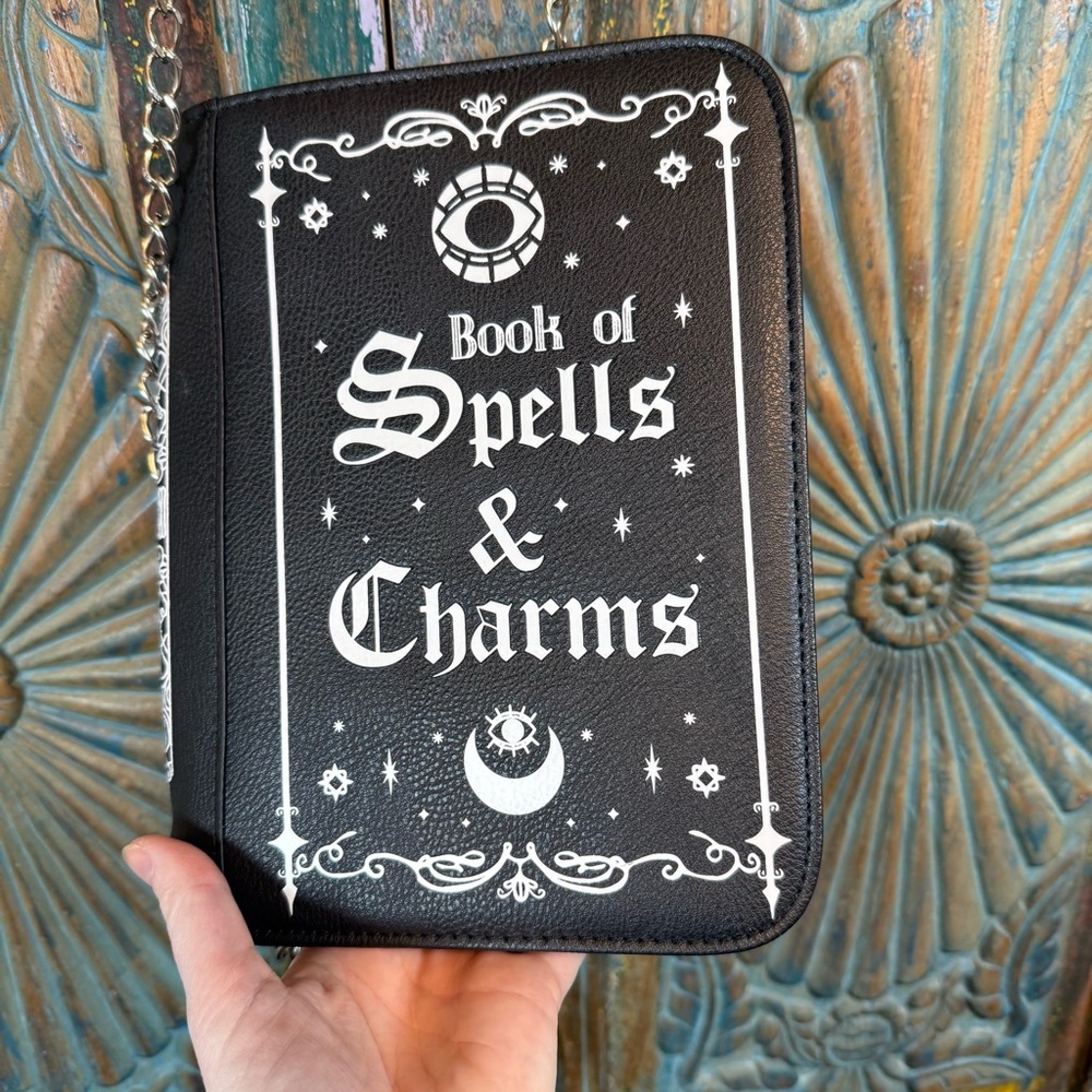 Spells & Charms purse by Bioworld Merch - Picture 5 of 8